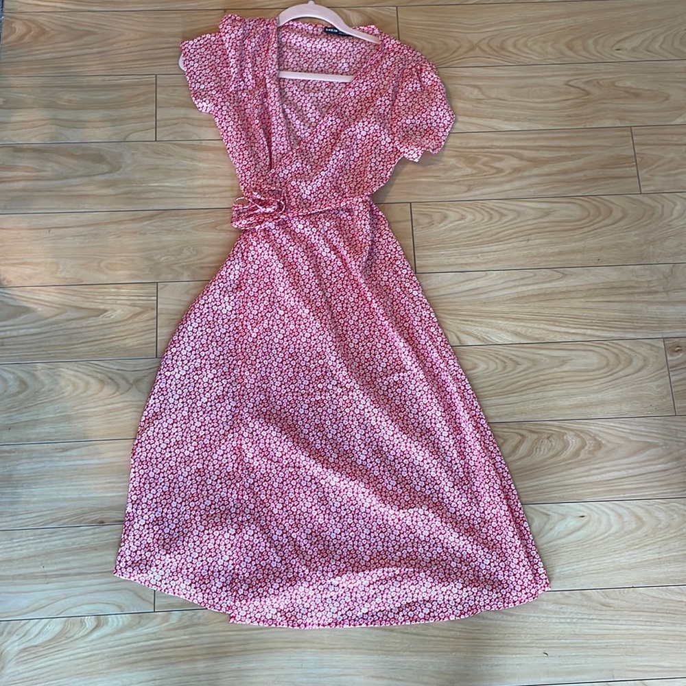 Red and white floral wrap midi dress! Size XS